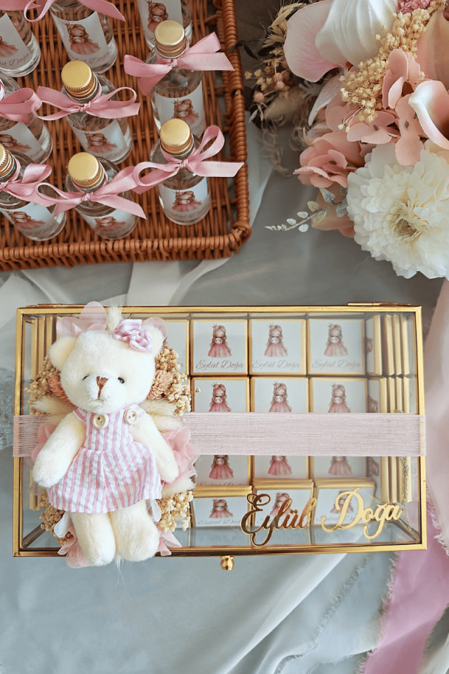 Çiçek Süslemeli - Peluş Ayıcıklı Cam kutuda 90' lı Madlen Çikolata