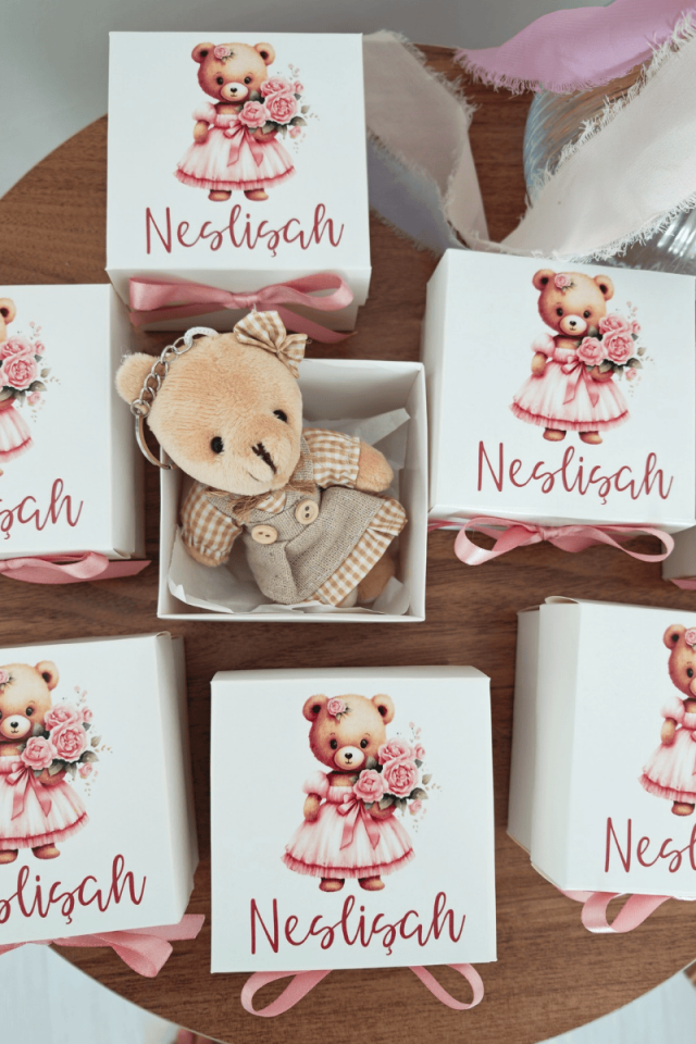 Beyaz Kutulu Elbiseli Peluş Ayıcık Anahtarlık Kız Bebek Hediyelik