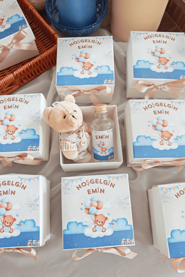 Elbiseli Peluş Ayıcık Anahtarlık & Cam Şişe Kolonya Kutulu Set