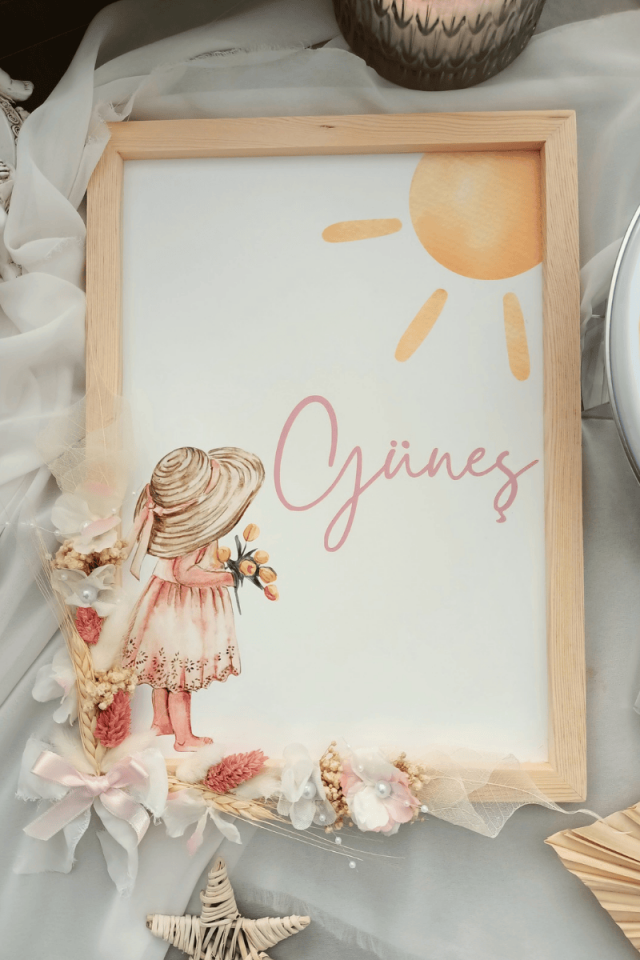 Çiçek Süslemeli Kız Bebek Kapı Süsü / Pano