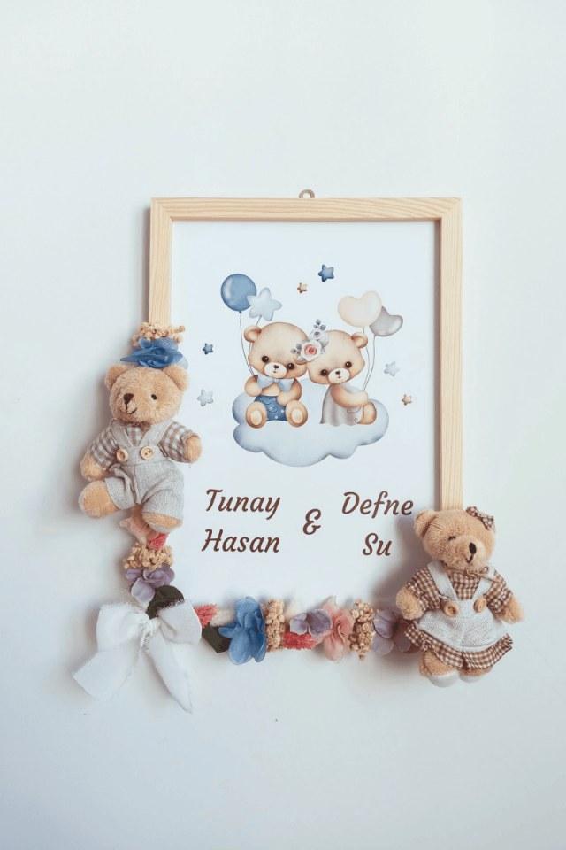Çiçek Süslemeli 2 Peluş Ayıcıklı İkiz Bebek Kapı Süsü / Pano