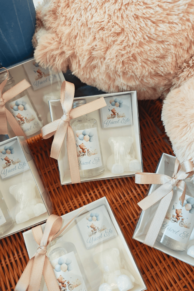 Madlen Çikolata & Cam Şişe Kolonya & Ayıcık Mum Kutulu Set Bebek Hediyelik