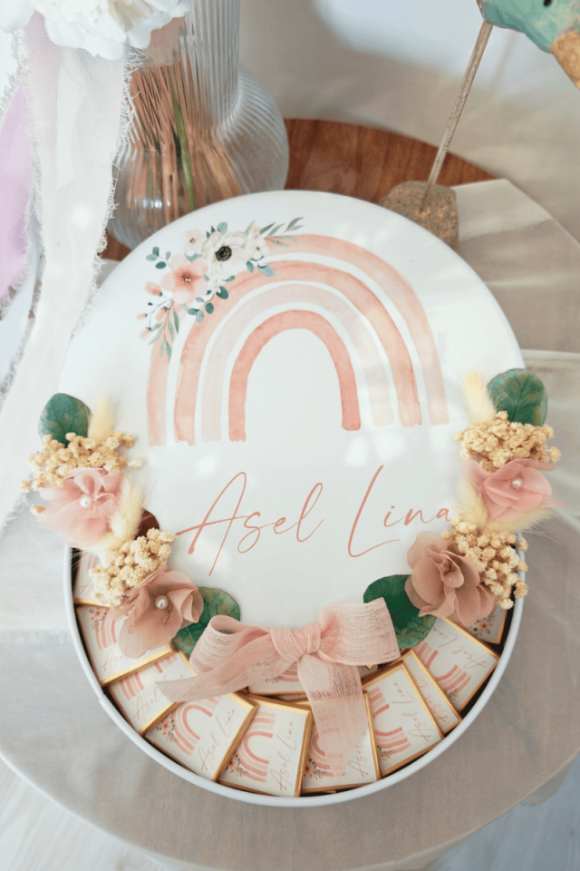 Çiçek Süslemeli Metal Kutuda 70' li Madlen Çikolata