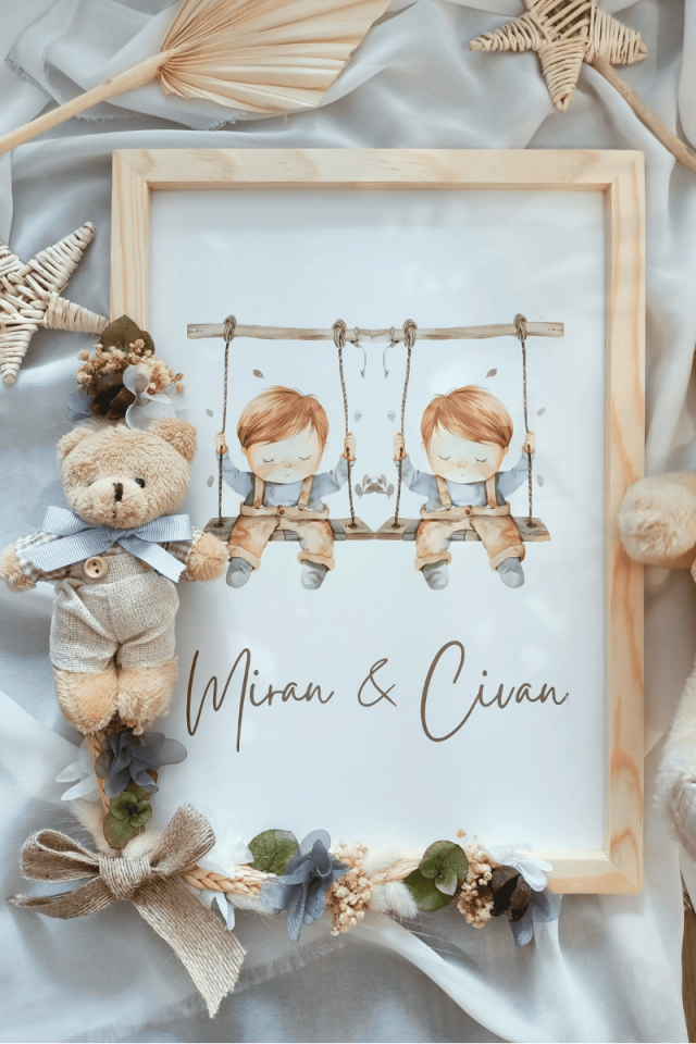 Çiçek Süslemeli - Peluş Ayıcıklı İkiz Bebek Kapı Süsü / Pano