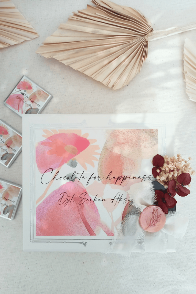 Kare Mıknatıslı Mukavva Kutuda 35' li Madlen Çikolata - Çiçek Süsleme Detaylı