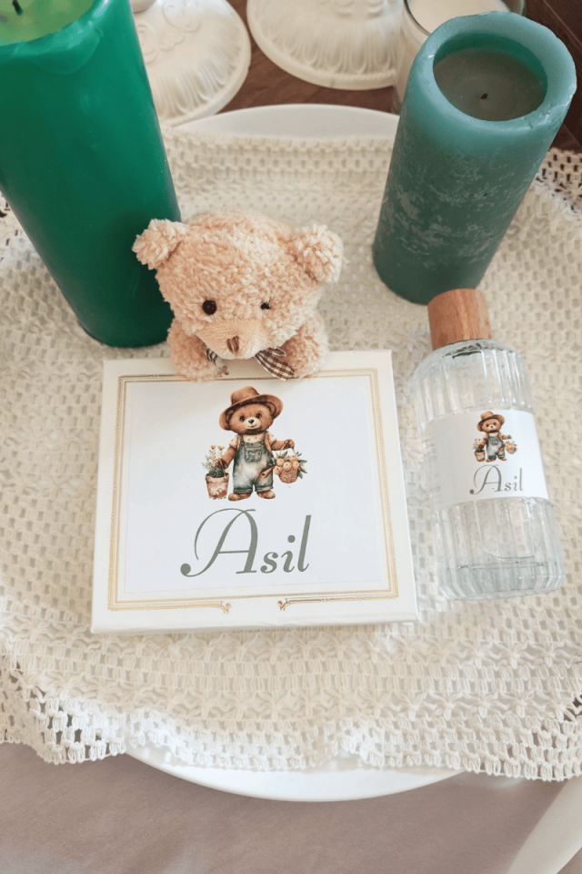 Kare Mıknatıslı Mukavva Kutuda 80' li Madlen Çikolata - Peluş Ayıcık Detaylı