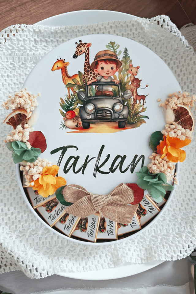 Çiçek Süslemeli Metal Kutuda 60' lı Madlen Çikolata