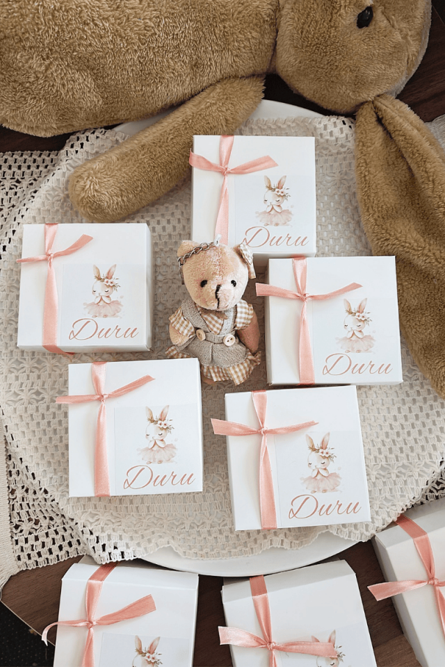 Beyaz Kutulu Elbiseli Peluş Ayıcık Anahtarlık Kız Bebek Hediyelik