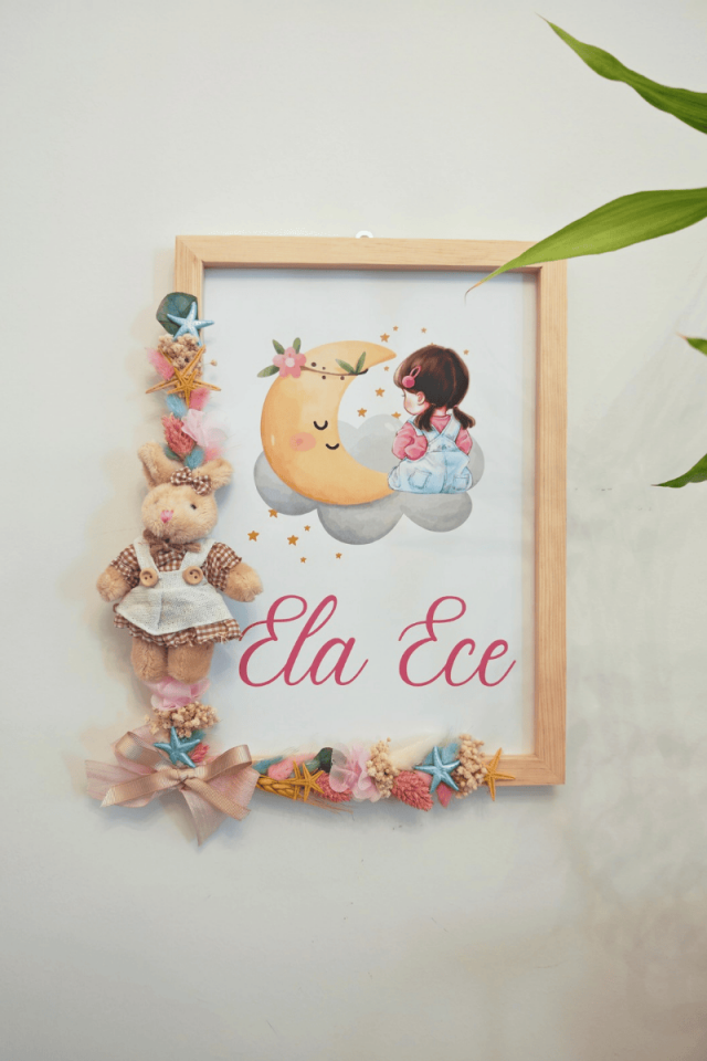 Çiçek Süslemeli - Peluş Ayıcıklı Bebek Kapı Süsü / Pano