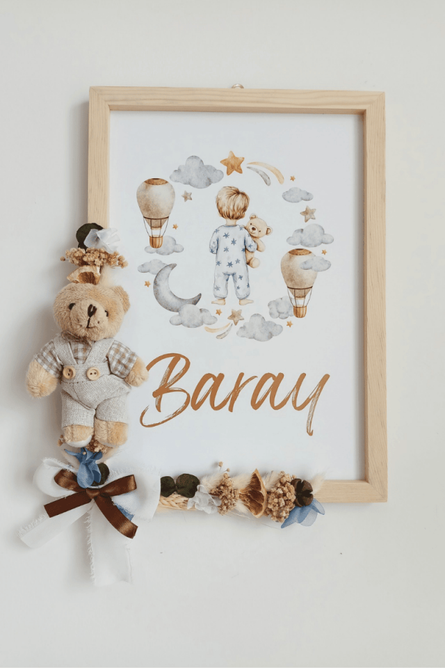 Çiçek Süslemeli - Peluş Ayıcıklı Erkek Bebek Kapı Süsü / Pano