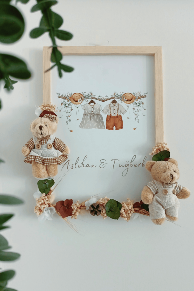 Çiçek Süslemeli - 2 Peluş Ayıcıklı İkiz Bebek Kapı süsü / Pano