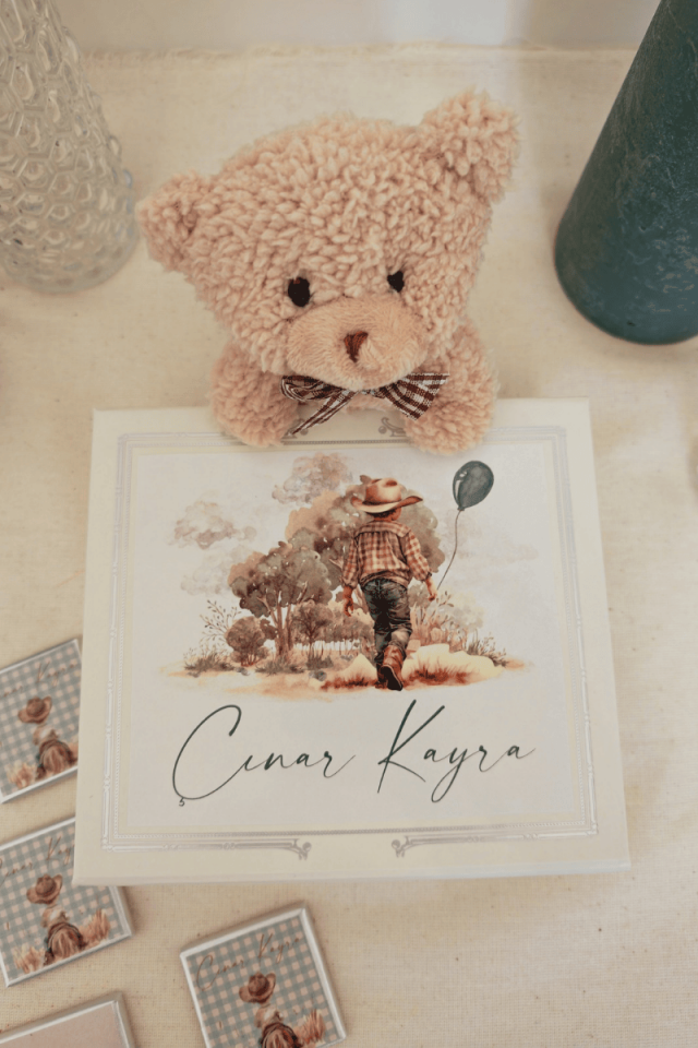 Kare Mıknatıslı Mukavva Kutuda 50' li Madlen Çikolata - Peluş Ayıcık Detaylı