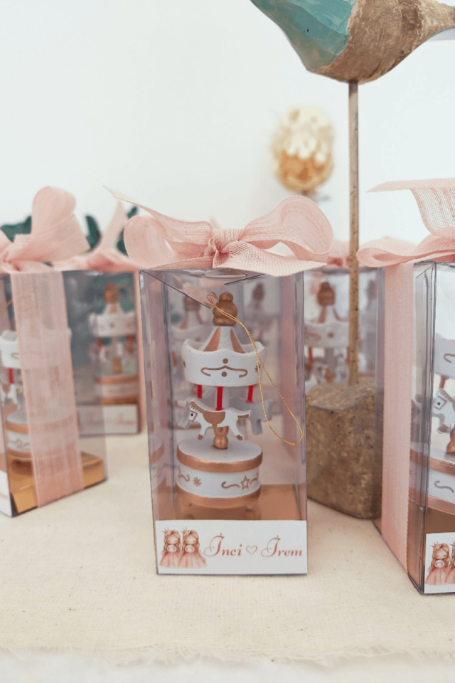 Kutulu Atlı Karınca Bebek Hediyelik - Özel Kurdeleli