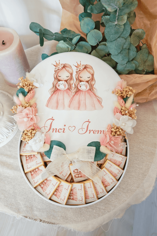 Çiçek Süslemeli Metal Kutuda 150' li Madlen Çikolata