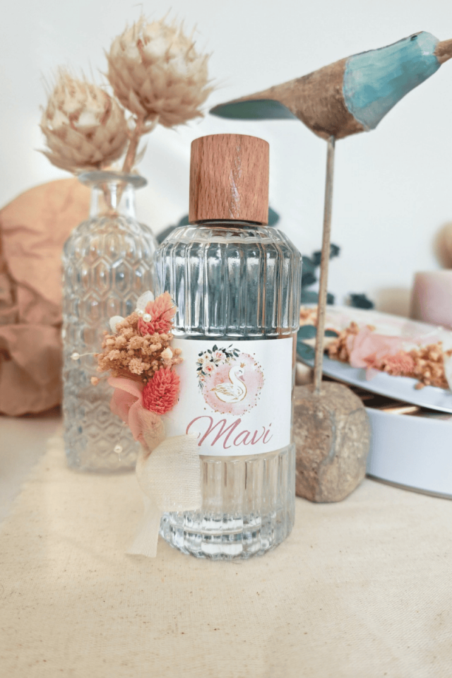 Kız Bebek Kuğu Tasarımlı Çiçek Süslemeli Büyük Boy İkramlık Kolonya