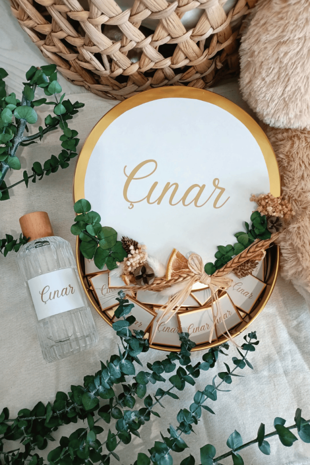 Çiçek Süslemeli Metal Kutuda 50' li Madlen Çikolata