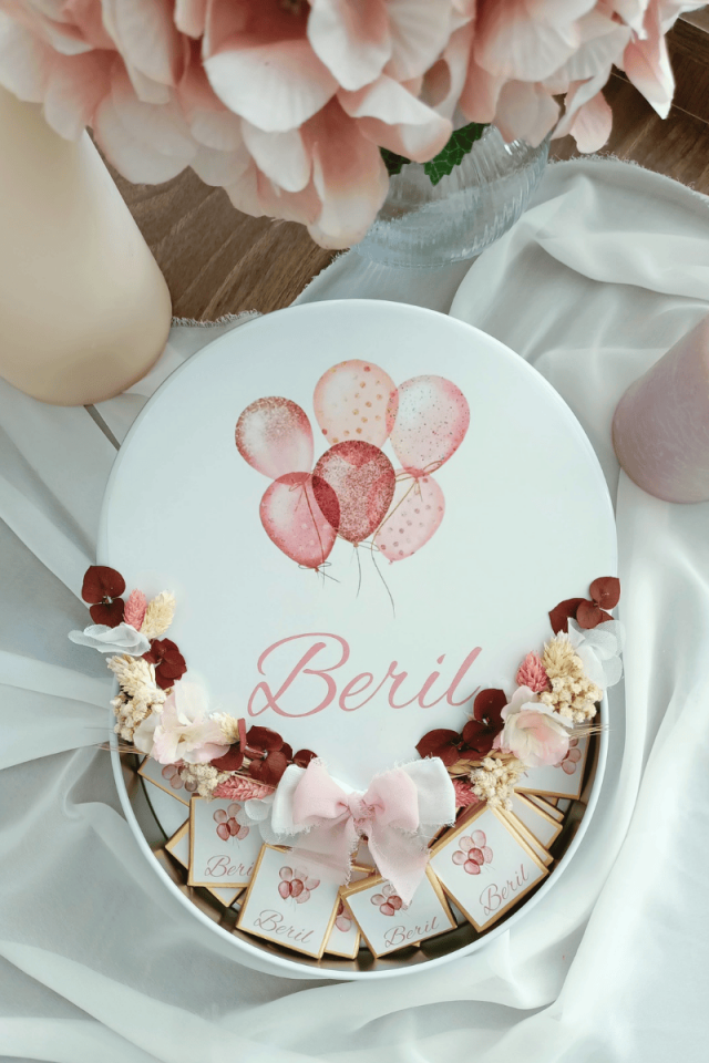 Çiçek Süslemeli Metal Kutuda 50' li Madlen Çikolata