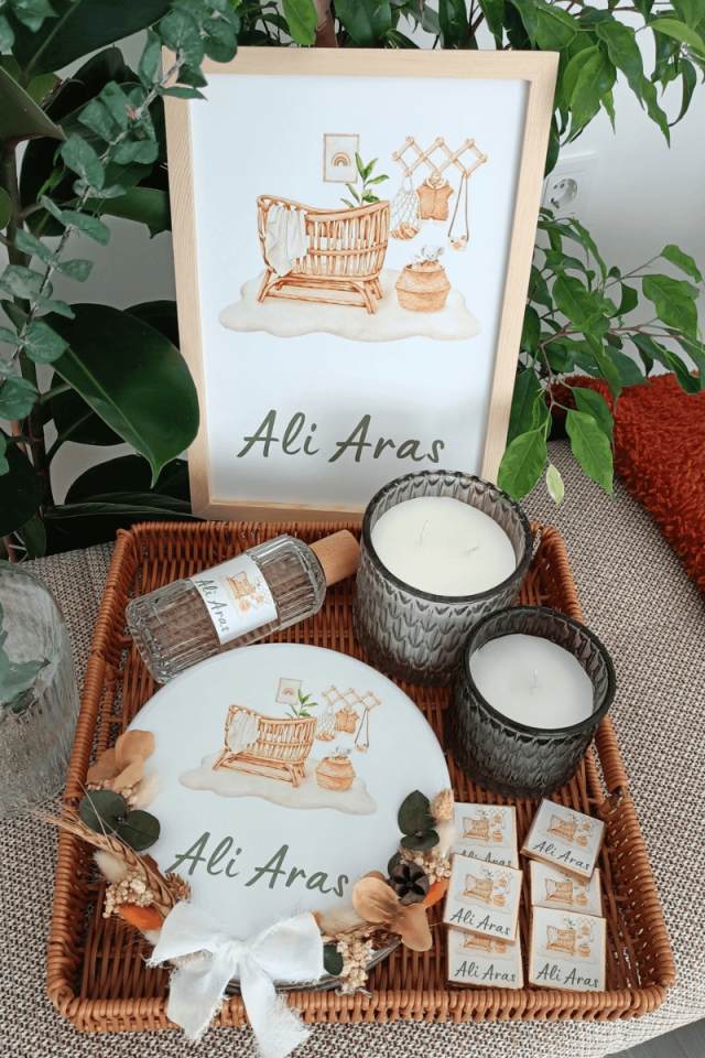 Çiçek Süslemeli Metal Kutuda 180' li Madlen Çikolata