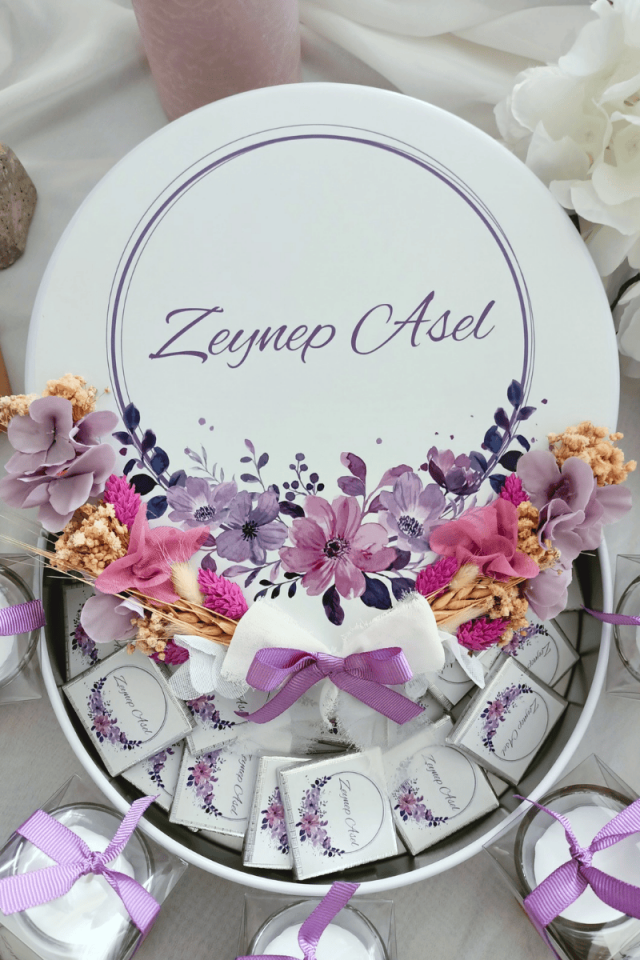 Çiçek Süslemeli Metal Kutuda 50' li Madlen Çikolata