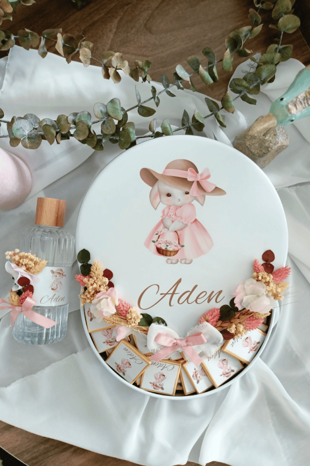 Çiçek Süslemeli Metal Kutuda 120' li Madlen Çikolata