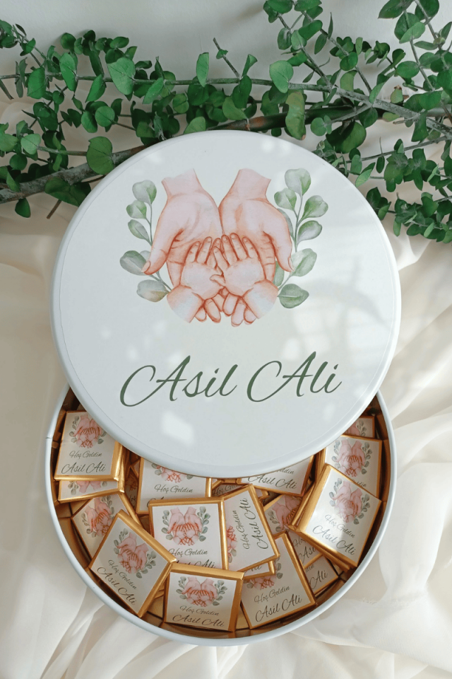 Metal Kutuda 50' li Madlen Çikolata