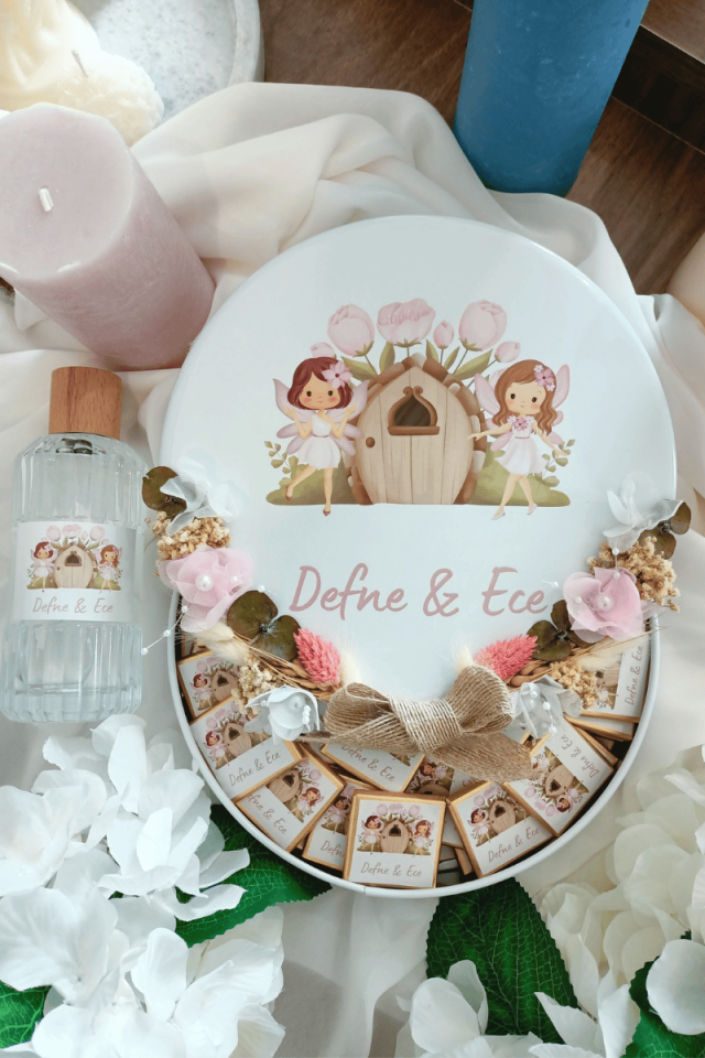 Çiçek Süslemeli Metal Kutuda 60' lı Madlen Çikolata