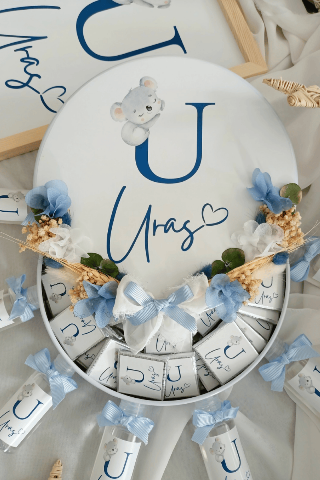 Çiçek Süslemeli Metal Kutuda 100' lü Madlen Çikolata