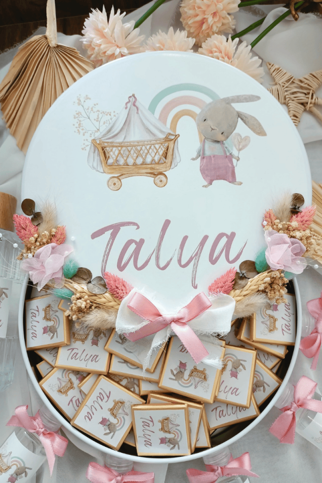 Çiçek Süslemeli Metal Kutuda 100' lü Madlen Çikolata