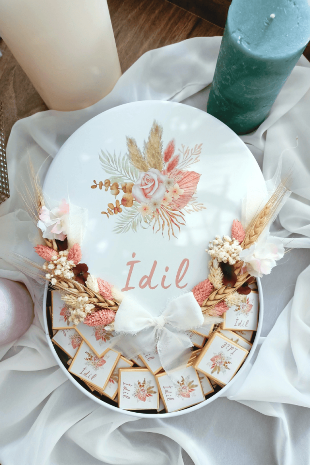 Çiçek Süslemeli Metal Kutuda 100' lü Madlen Çikolata