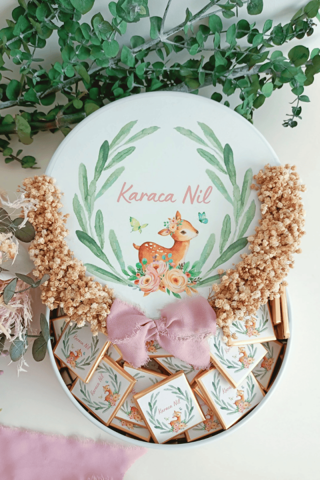 Çiçek Süslemeli Metal Kutuda 50' li Madlen Çikolata