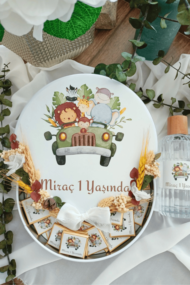 Çiçek Süslemeli Metal Kutuda 50' li Madlen Çikolata