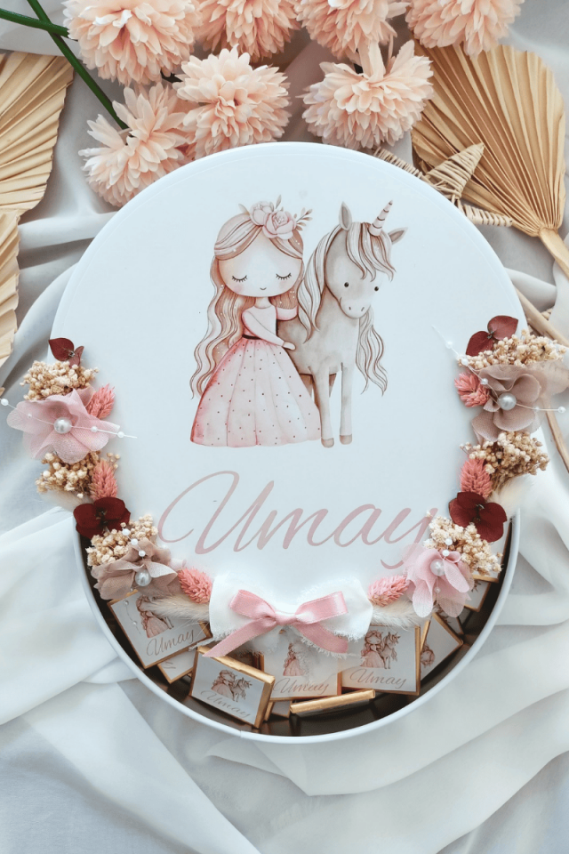 Çiçek Süslemeli Metal Kutuda 35' li Madlen Çikolata