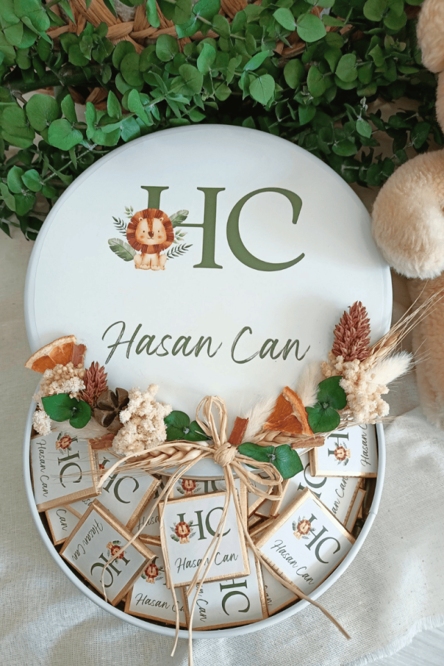 Çiçek Süslemeli Metal Kutuda 85' li Madlen Çikolata