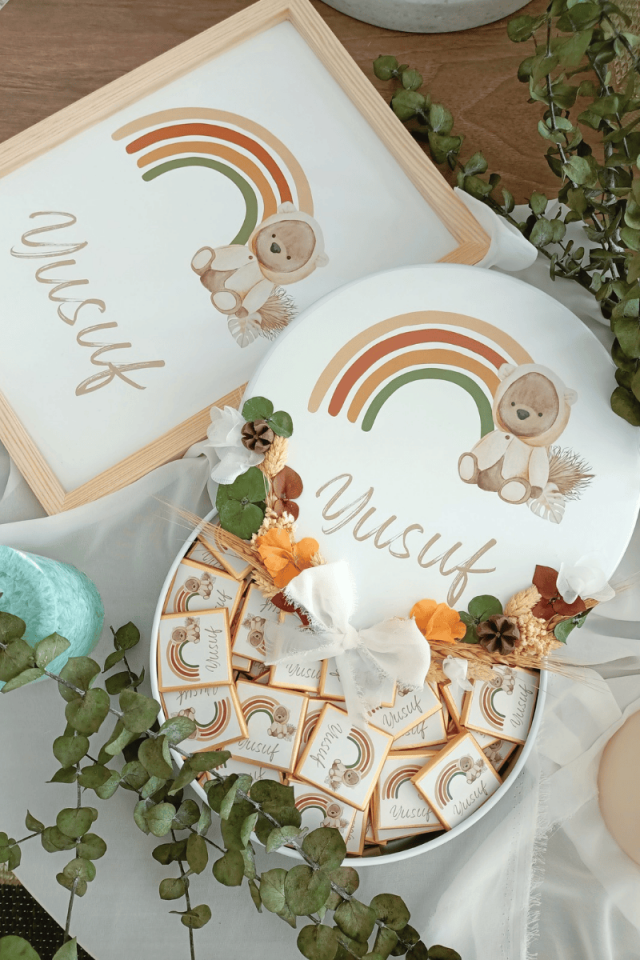 Çiçek Süslemeli Metal Kutuda 95' li Madlen Çikolata