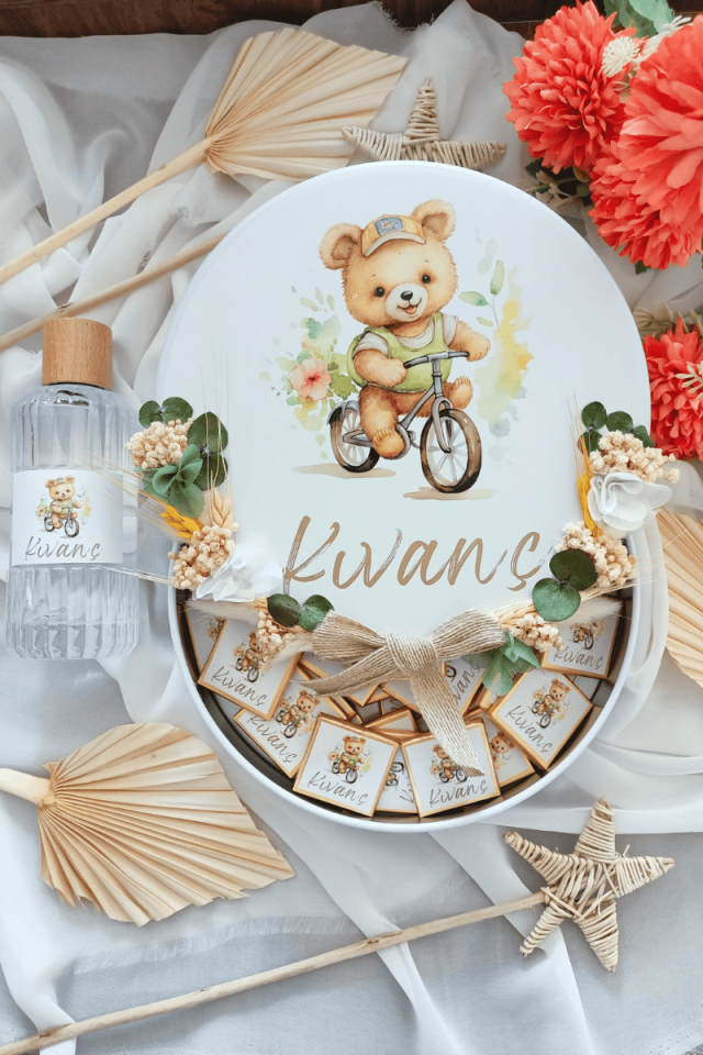 Çiçek Süslemeli Metal Kutuda 85' li Madlen Çikolata