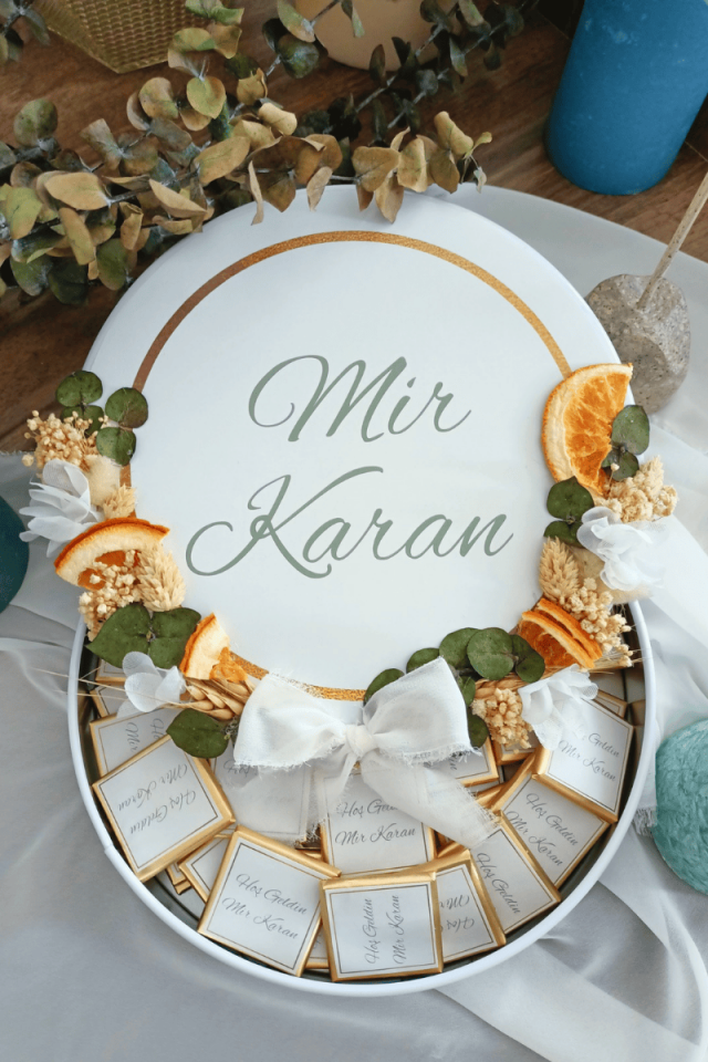 Çiçek Süslemeli Metal Kutuda 50' li Madlen Çikolata