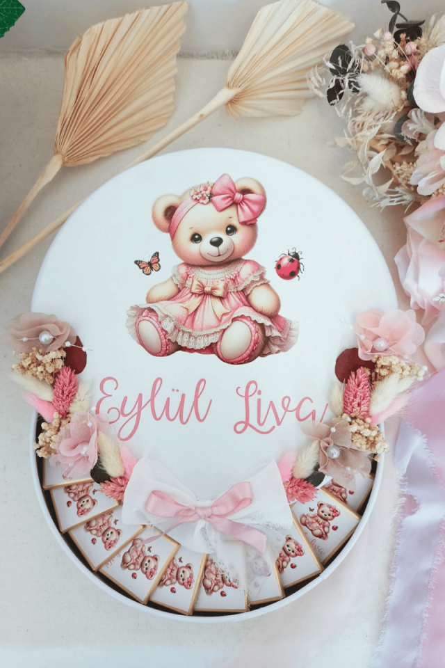 Çiçek süslemeli metal kutuda 125' li Madlen Çikolata