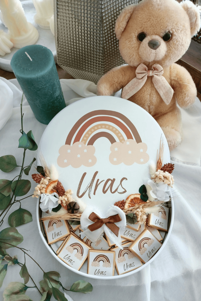 Çiçek Süslemeli Metal Kutuda 50' li Madlen Çikolata