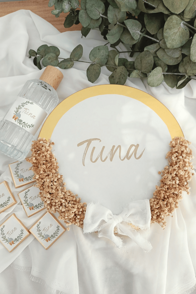 Çiçek Süslemeli Metal Kutuda 130' lu Madlen Çikolata