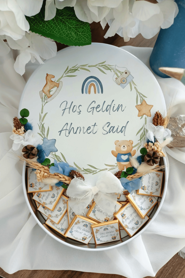 Çiçek Süslemeli Metal Kutuda 50' li Madlen Çikolata