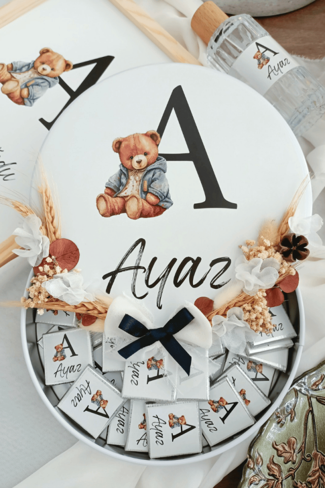 Çiçek Süslemeli Metal Kutuda 50' li Madlen Çikolata