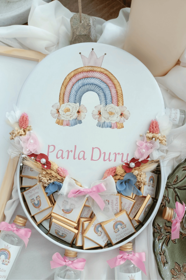 Çiçek Süslemeli Metal Kutuda 55' li Madlen Çikolata