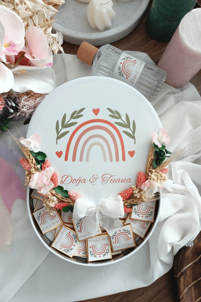 Çiçek Süslemeli Metal Kutuda 25' li Madlen Çikolata