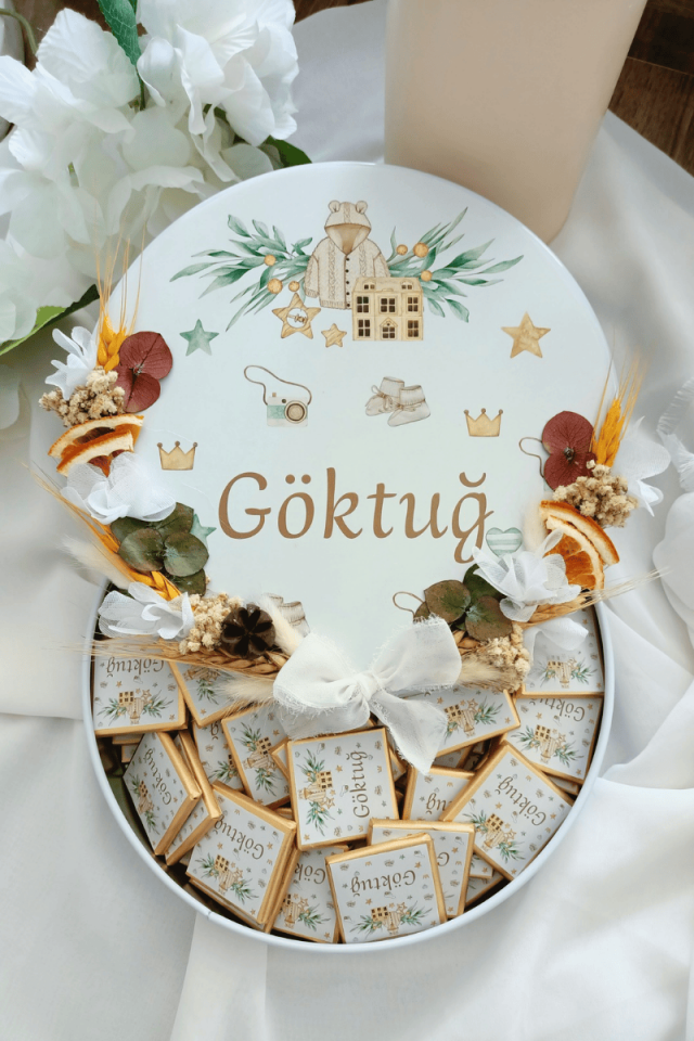 Çiçek Süslemeli Metal Kutuda 50' li Madlen Çikolata