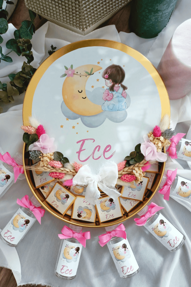 Çiçek Süslemeli Metal Kutuda 35' li Madlen Çikolata