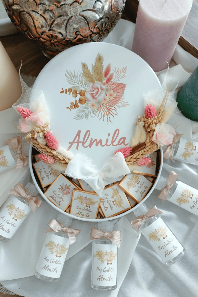 Çiçek Süslemeli Metal Kutuda 65' li Madlen Çikolata