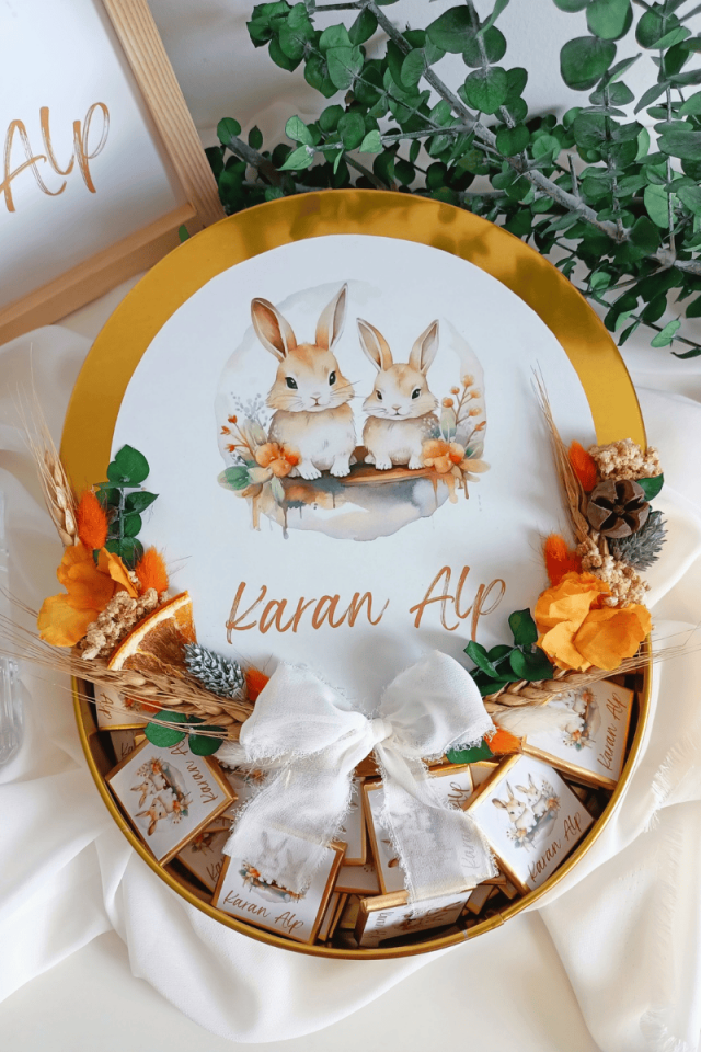 Çiçek Süslemeli Metal Kutuda 55' li Madlen Çikolata