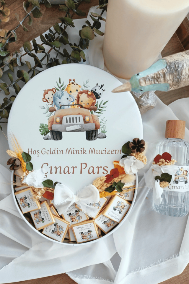 Çiçek Süslemeli Metal Kutuda 80' li Madlen Çikolata