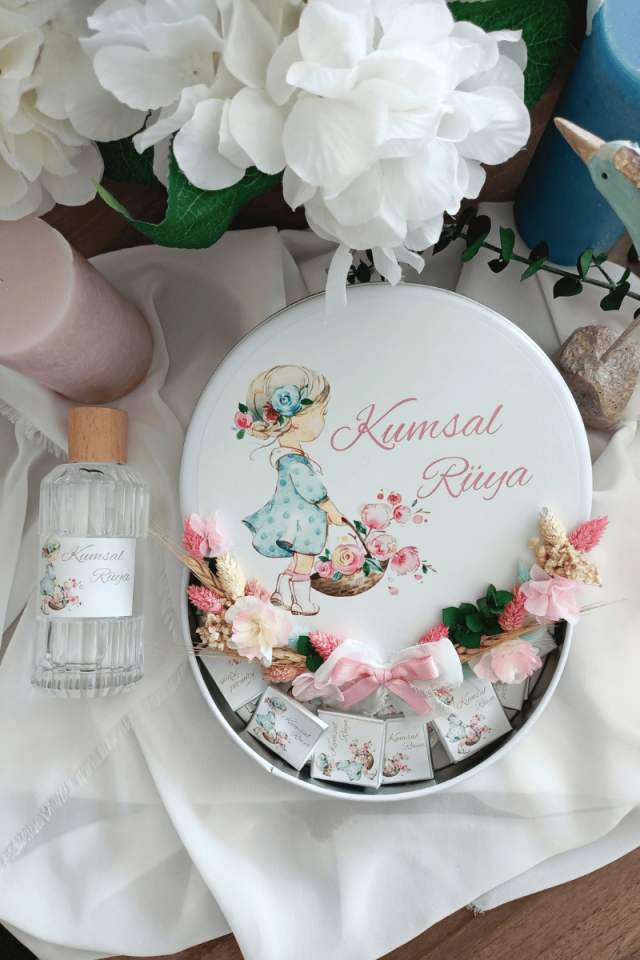 Çiçek Süslemeli Metal Kutuda 50'li Madlen Çikolata