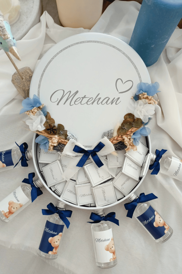 Çiçek Süslemeli Metal Kutuda 50' li Madlen Çikolata